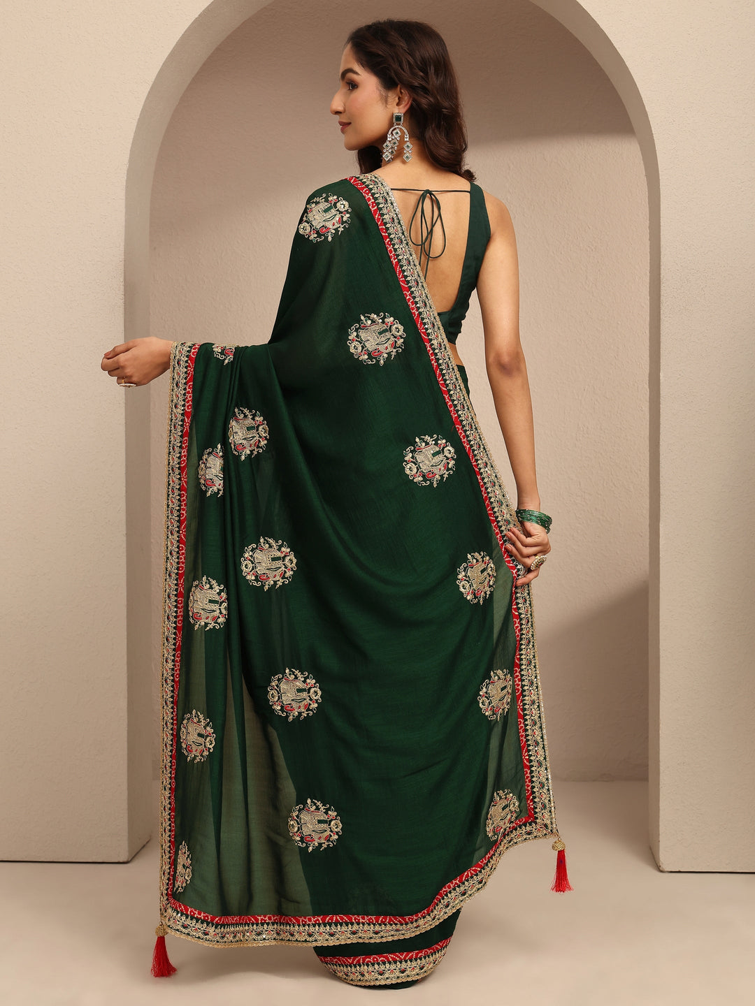 Green Embroidered Silk Blend Saree With Unstitched Blouse Piece