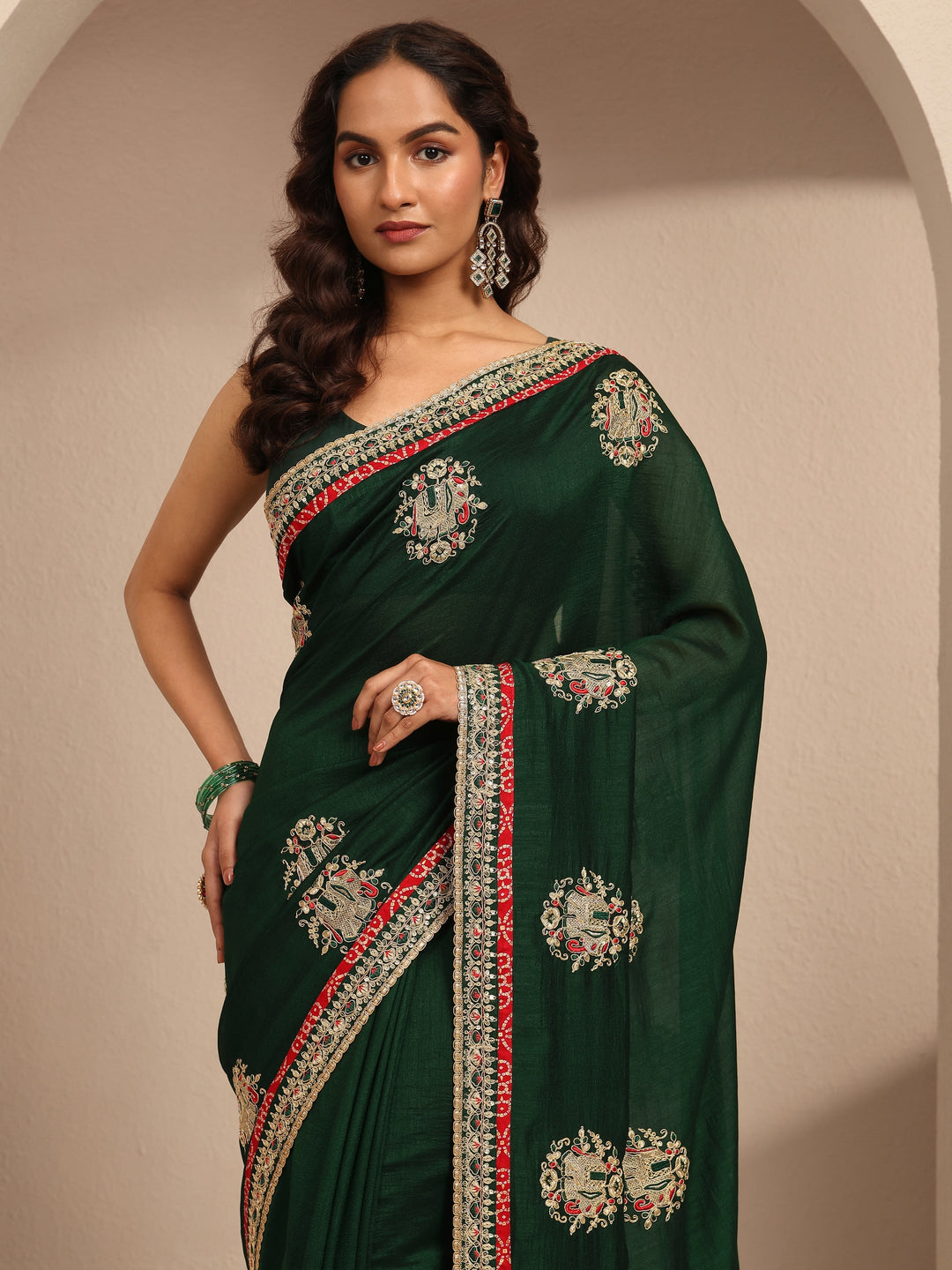 Green Embroidered Silk Blend Saree With Unstitched Blouse Piece