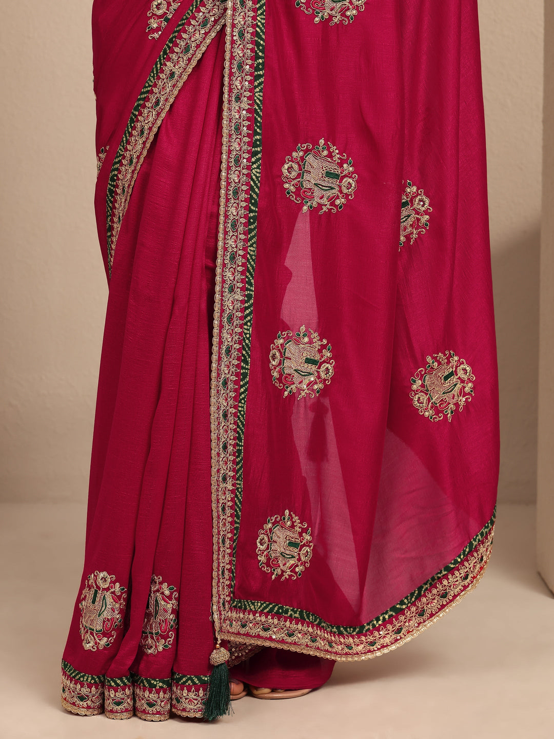 Red Embroidered Silk Blend Saree With Unstitched Blouse Piece