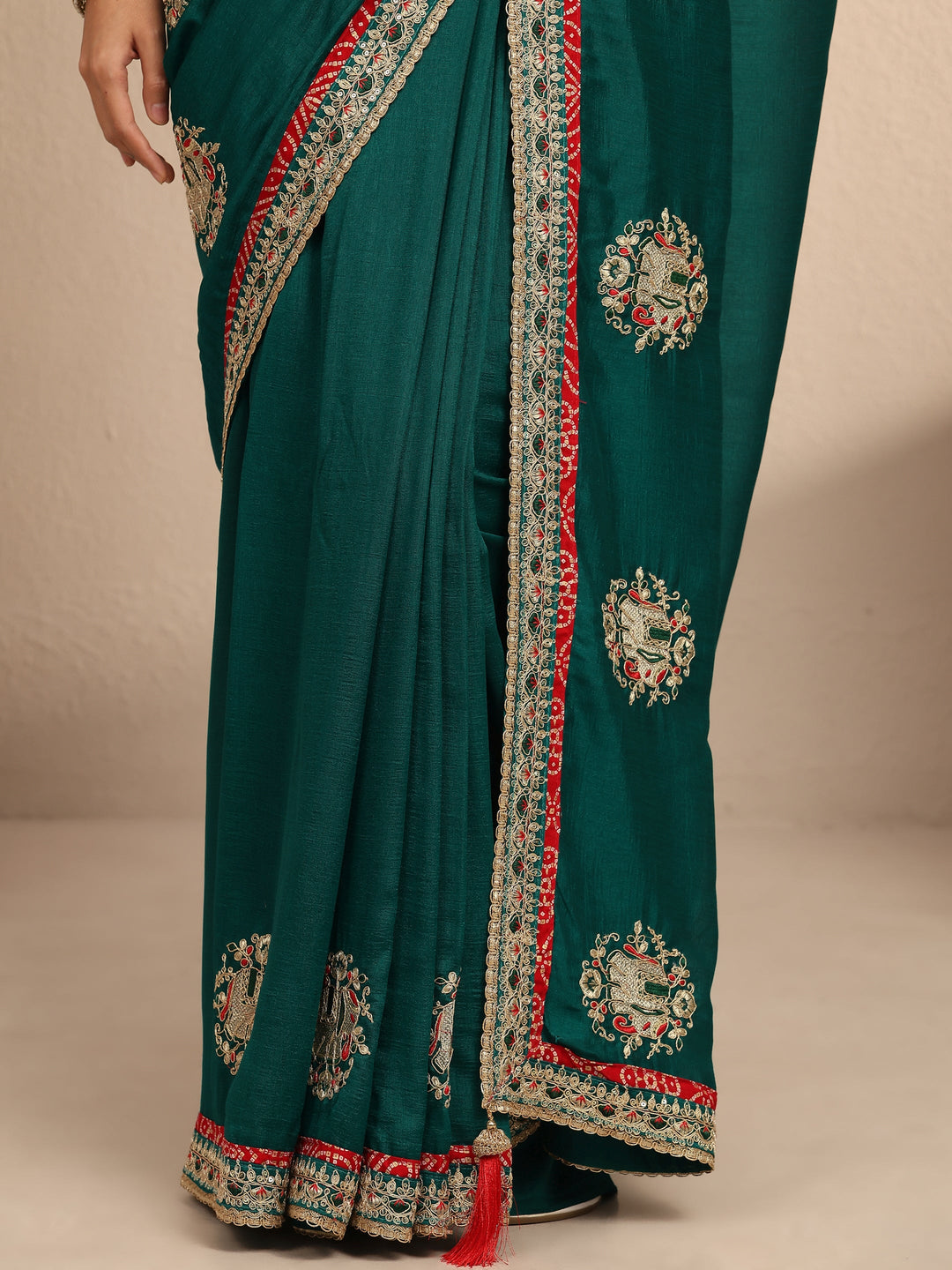 Green Embroidered Silk Blend Saree With Unstitched Blouse Piece