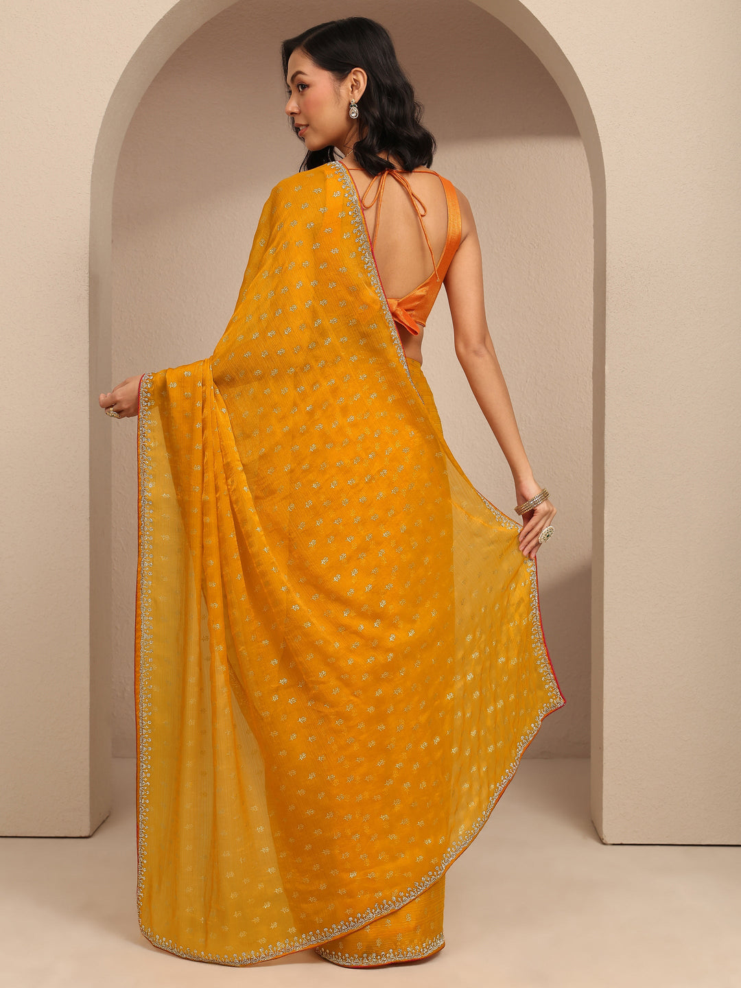 Mustard Printed Silk Blend Saree With Unstitched Blouse Piece