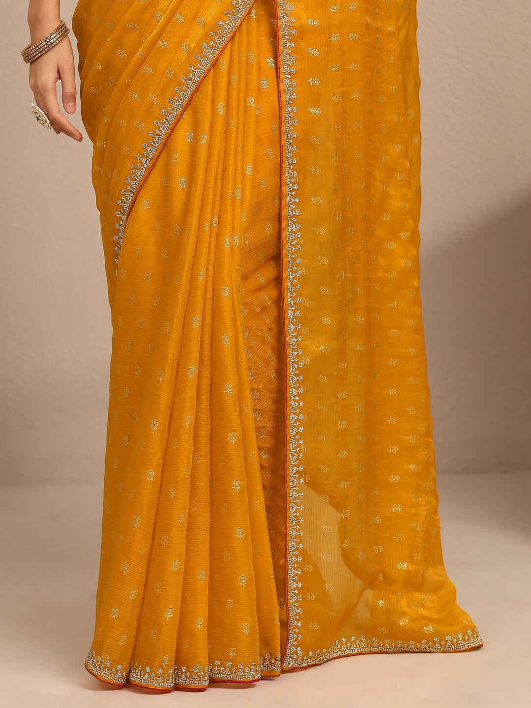 Mustard Printed Silk Blend Saree With Unstitched Blouse Piece