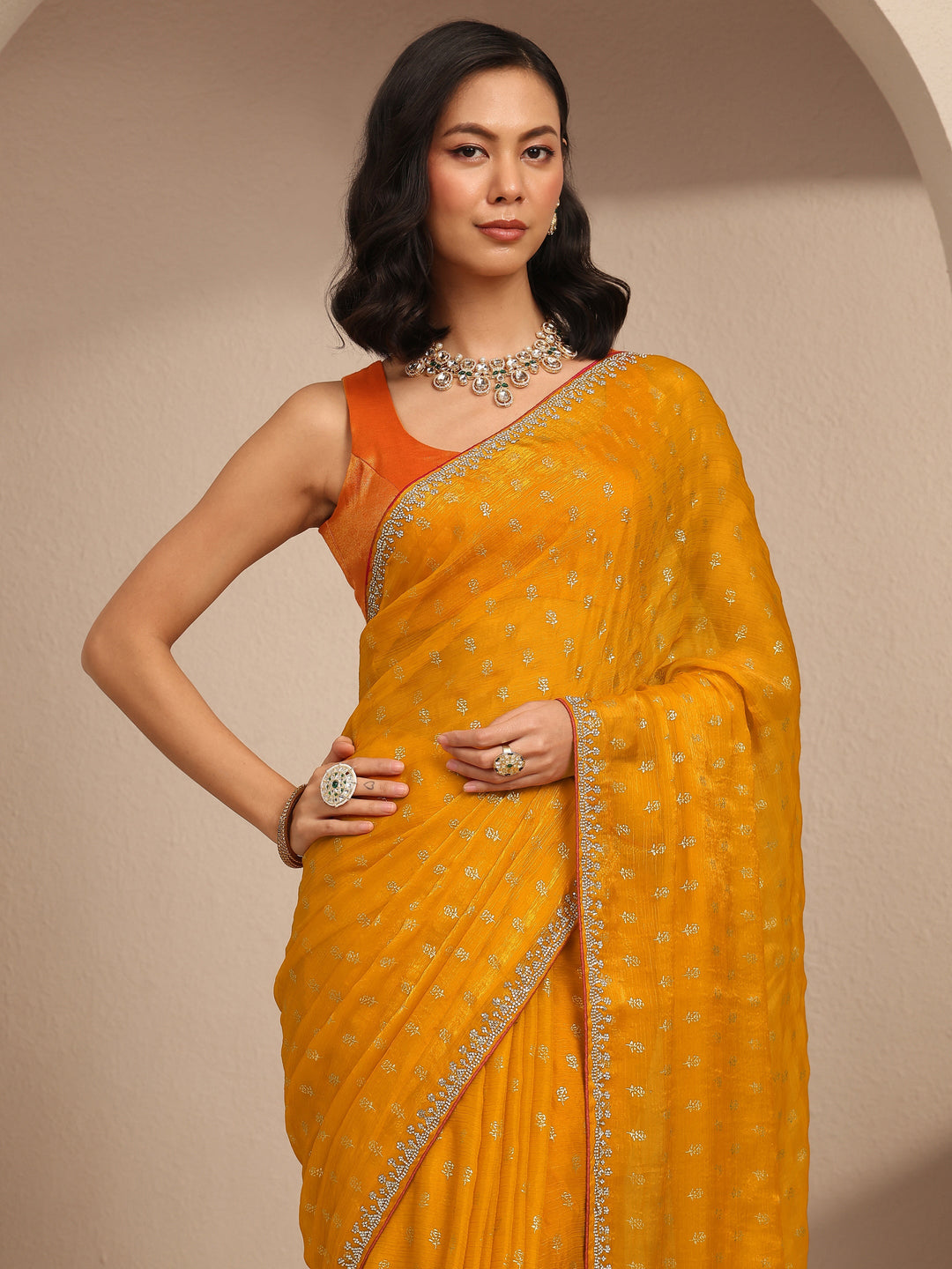 Mustard Printed Silk Blend Saree With Unstitched Blouse Piece