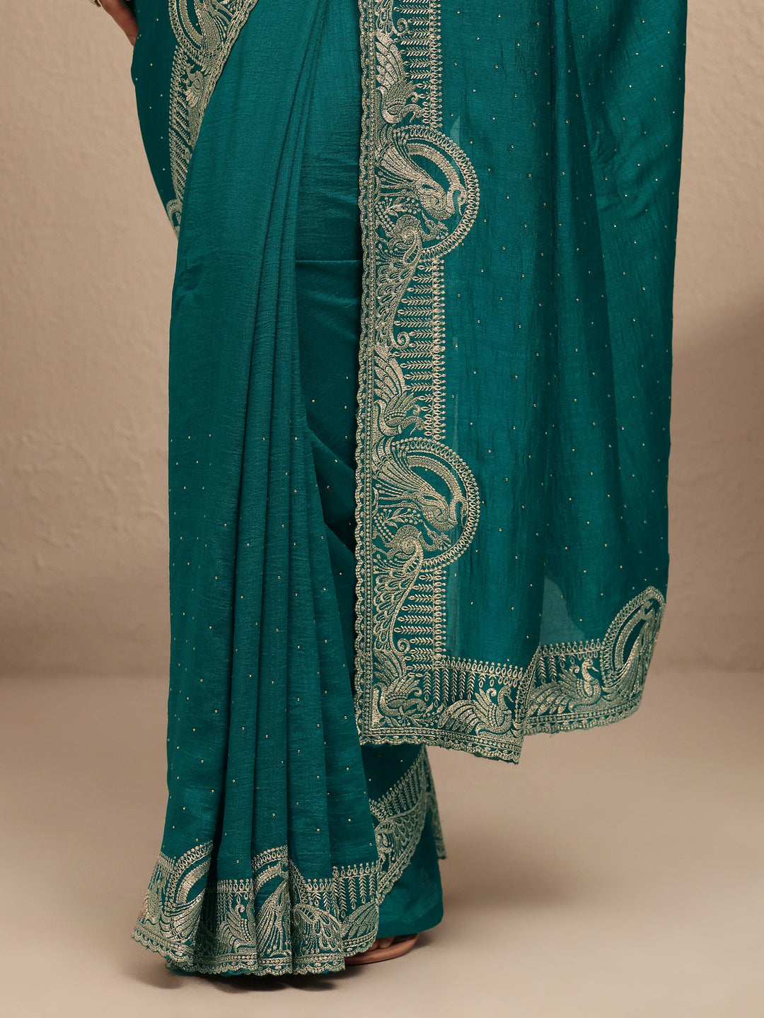 Green Embellished Silk Blend Saree With Unstitched Blouse Piece
