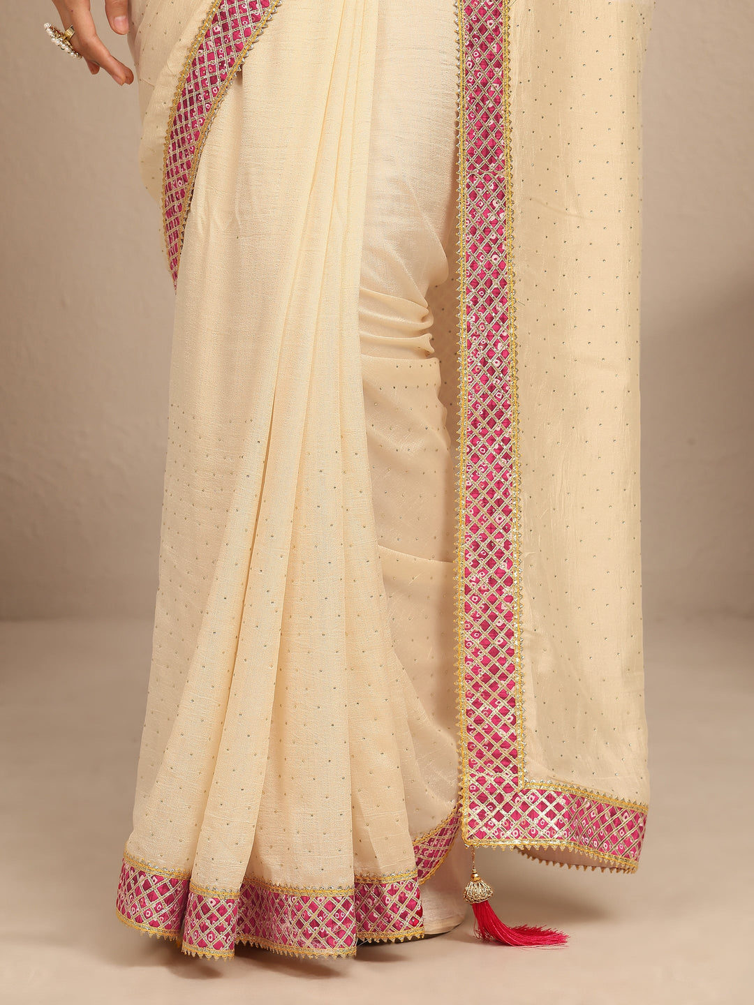 Cream Embellished Silk Blend Saree With Unstitched Blouse Piece