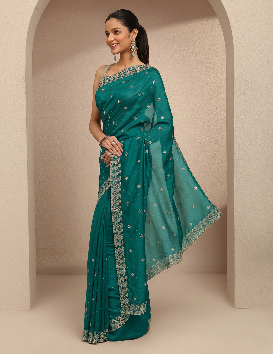 Green Embroidered Silk Blend Saree With Unstitched Blouse Piece
