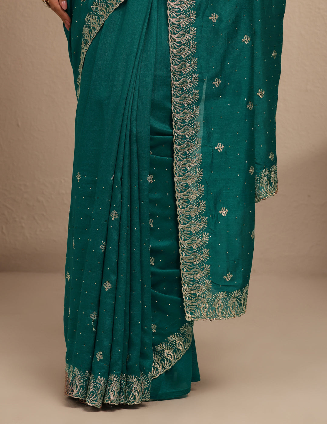 Green Embroidered Silk Blend Saree With Unstitched Blouse Piece