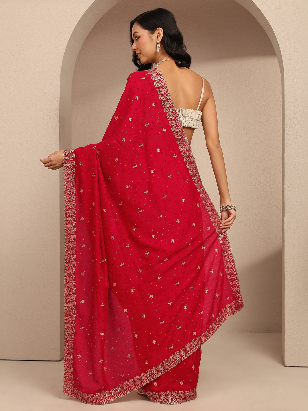 Red Embroidered Silk Blend Saree With Unstitched Blouse Piece