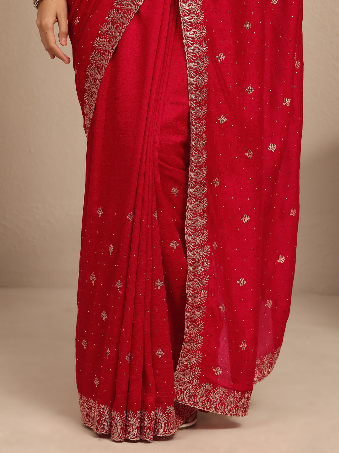Red Embroidered Silk Blend Saree With Unstitched Blouse Piece