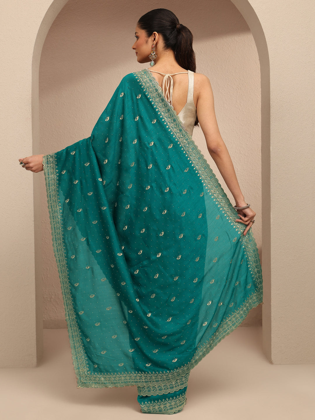 Green Paisley Embroidered Silk Blend Saree With Unstitched Blouse Piece