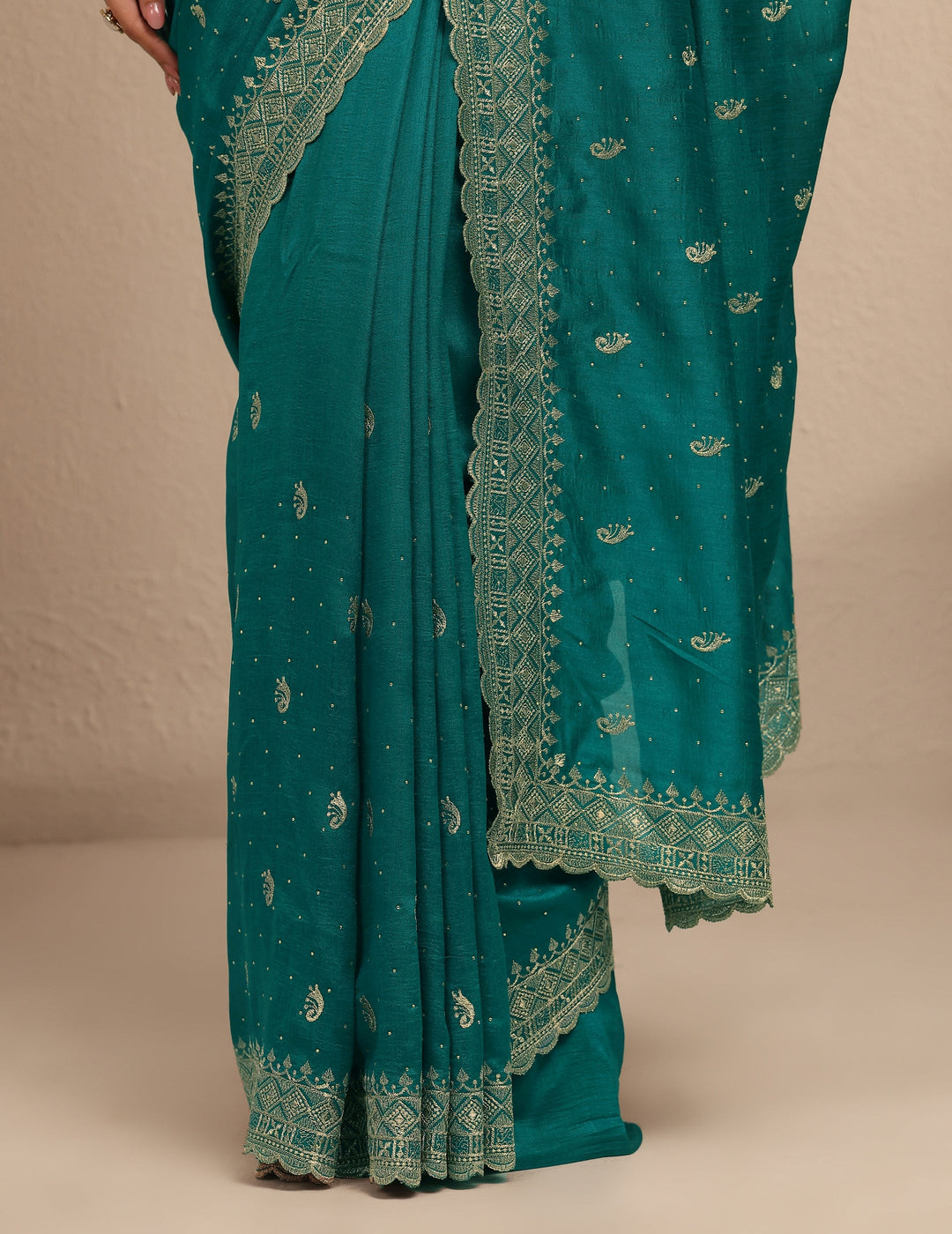 Green Paisley Embroidered Silk Blend Saree With Unstitched Blouse Piece