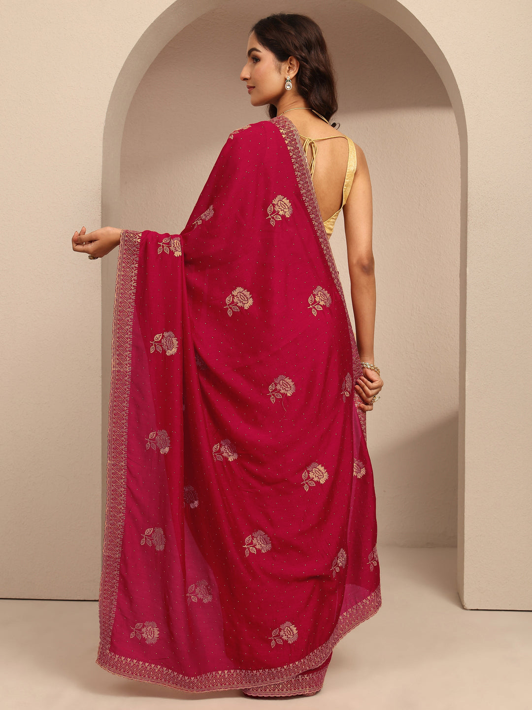 Red Embroidered Silk Blend Saree With Unstitched Blouse Piece