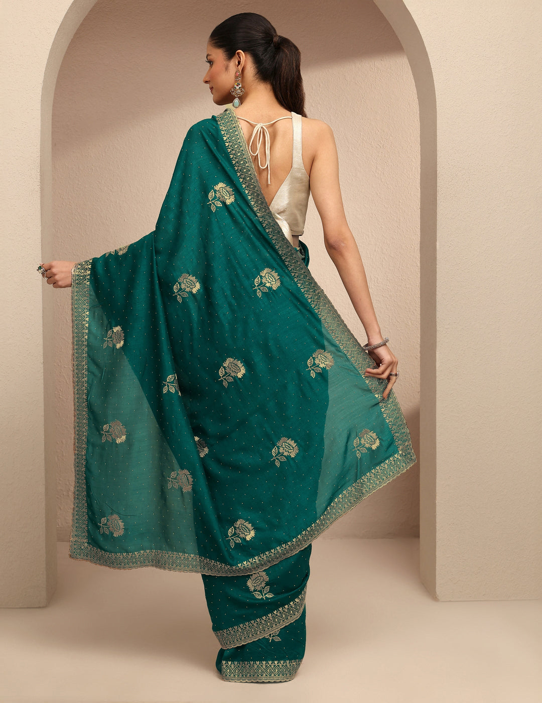 Green Embroidered Silk Blend Saree With Unstitched Blouse Piece