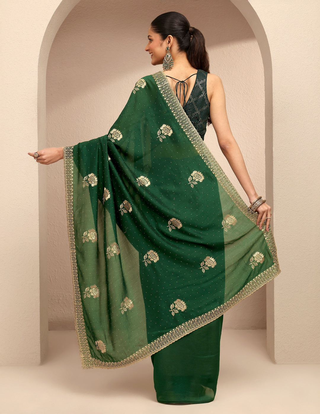 Green Embroidered Silk Blend Saree With Unstitched Blouse Piece