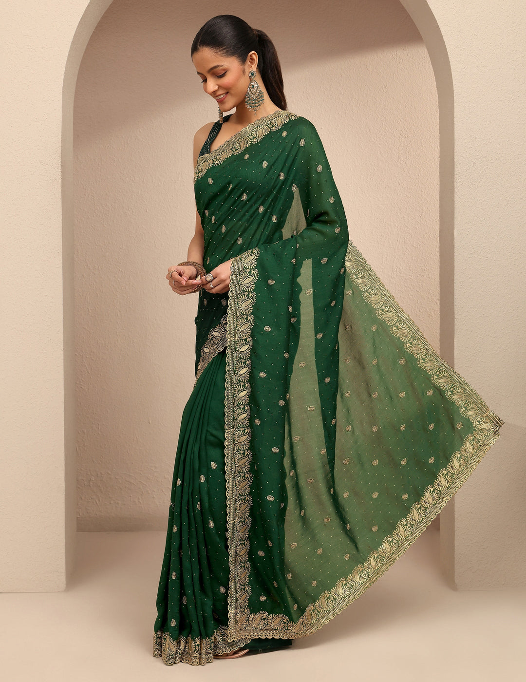 Green Embroidered Silk Blend Saree With Unstitched Blouse Piece