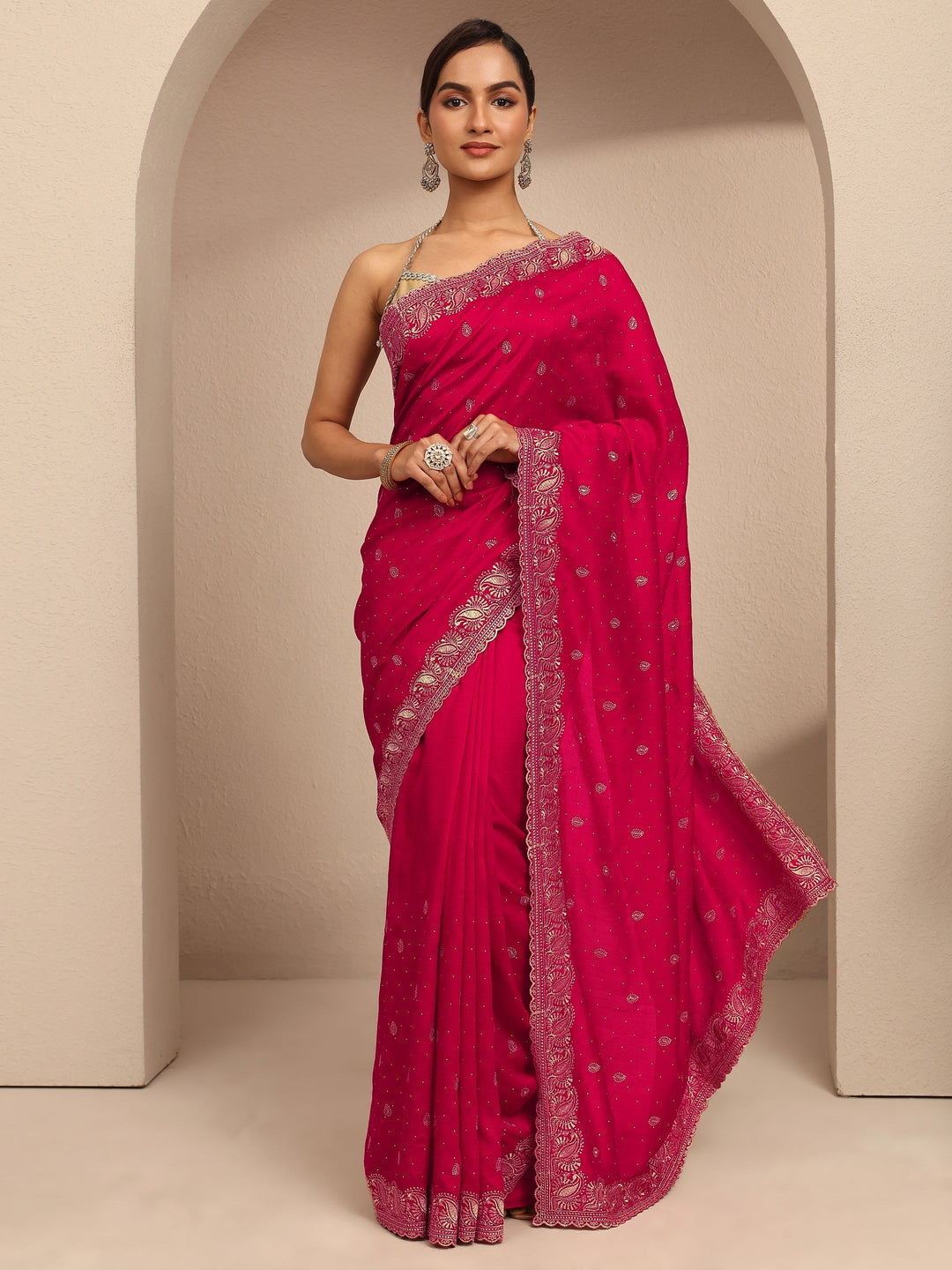 Red Embroidered Silk Blend Saree With Unstitched Blouse Piece