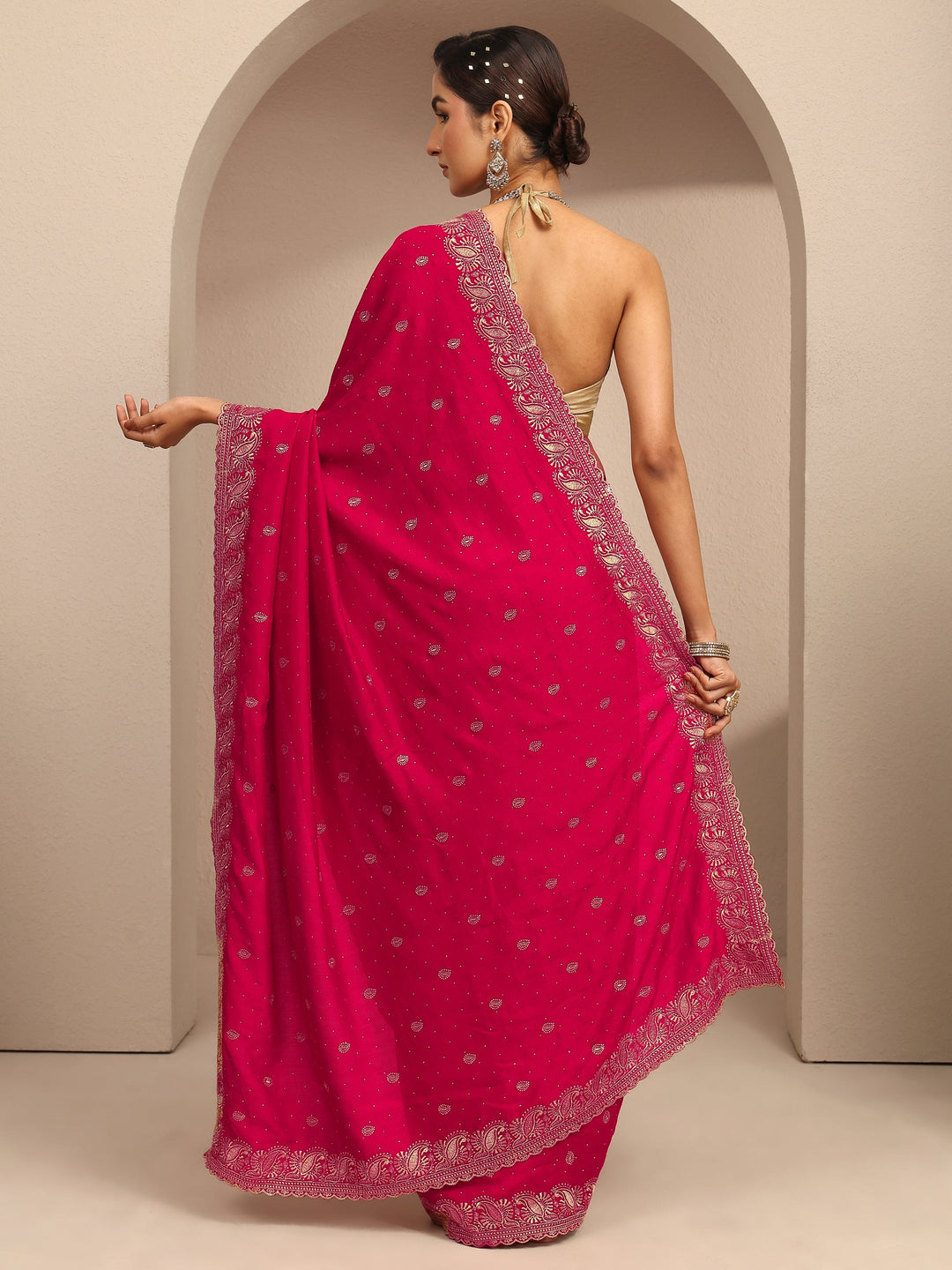Red Embroidered Silk Blend Saree With Unstitched Blouse Piece