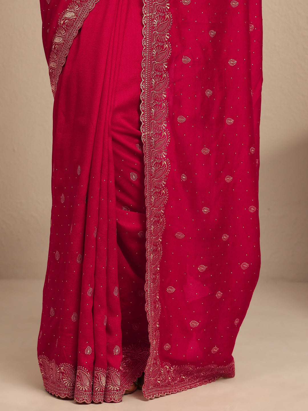 Red Embroidered Silk Blend Saree With Unstitched Blouse Piece