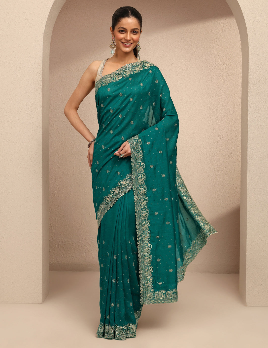 Green Embroidered Silk Blend Saree With Unstitched Blouse Piece