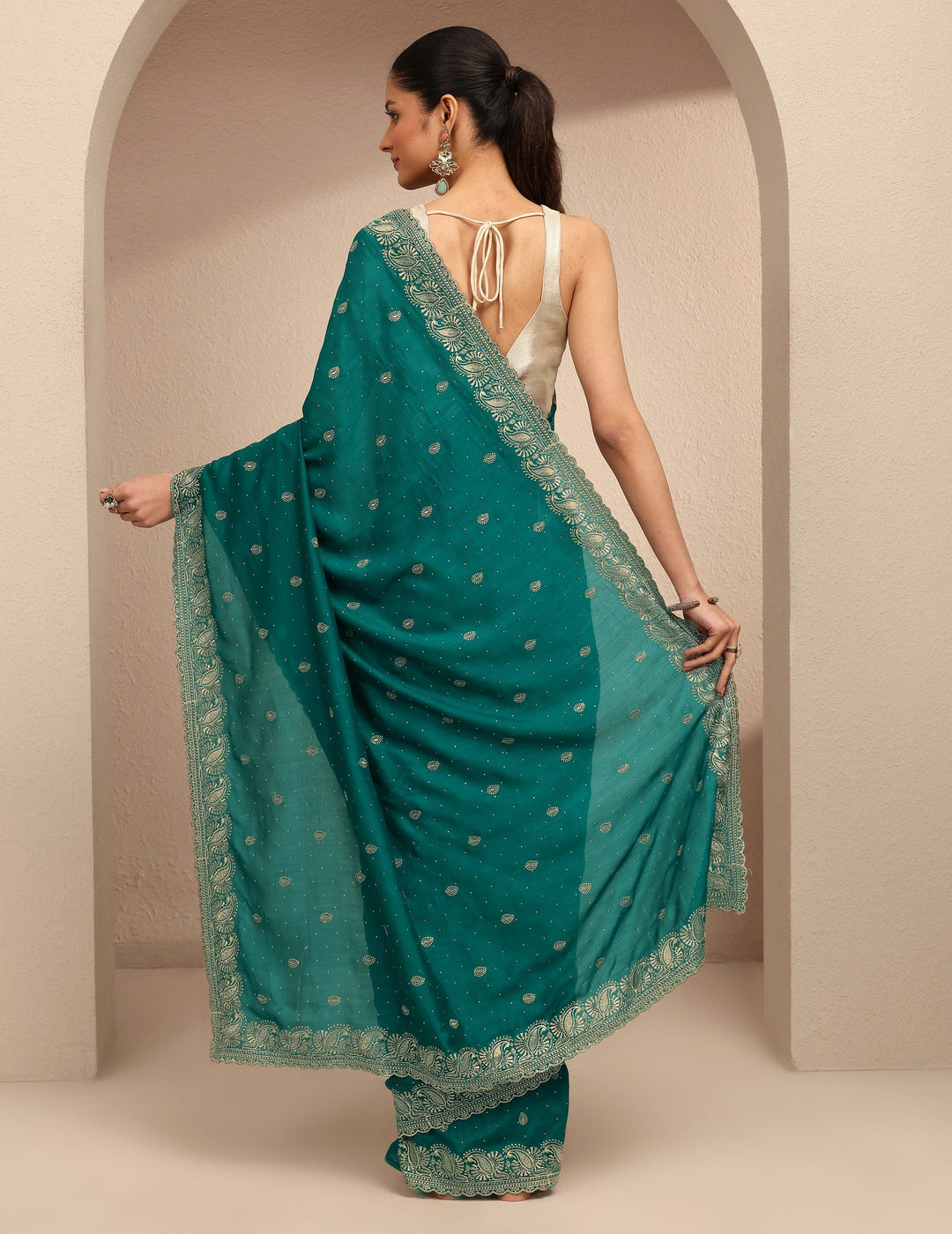Green Embroidered Silk Blend Saree With Unstitched Blouse Piece
