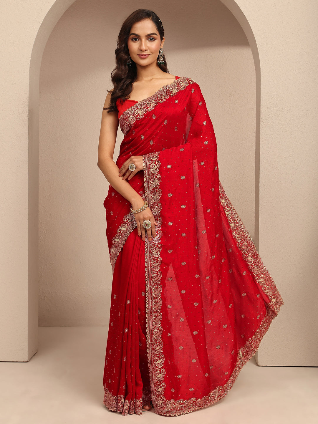 Red Embroidered Silk Blend Saree With Unstitched Blouse Piece