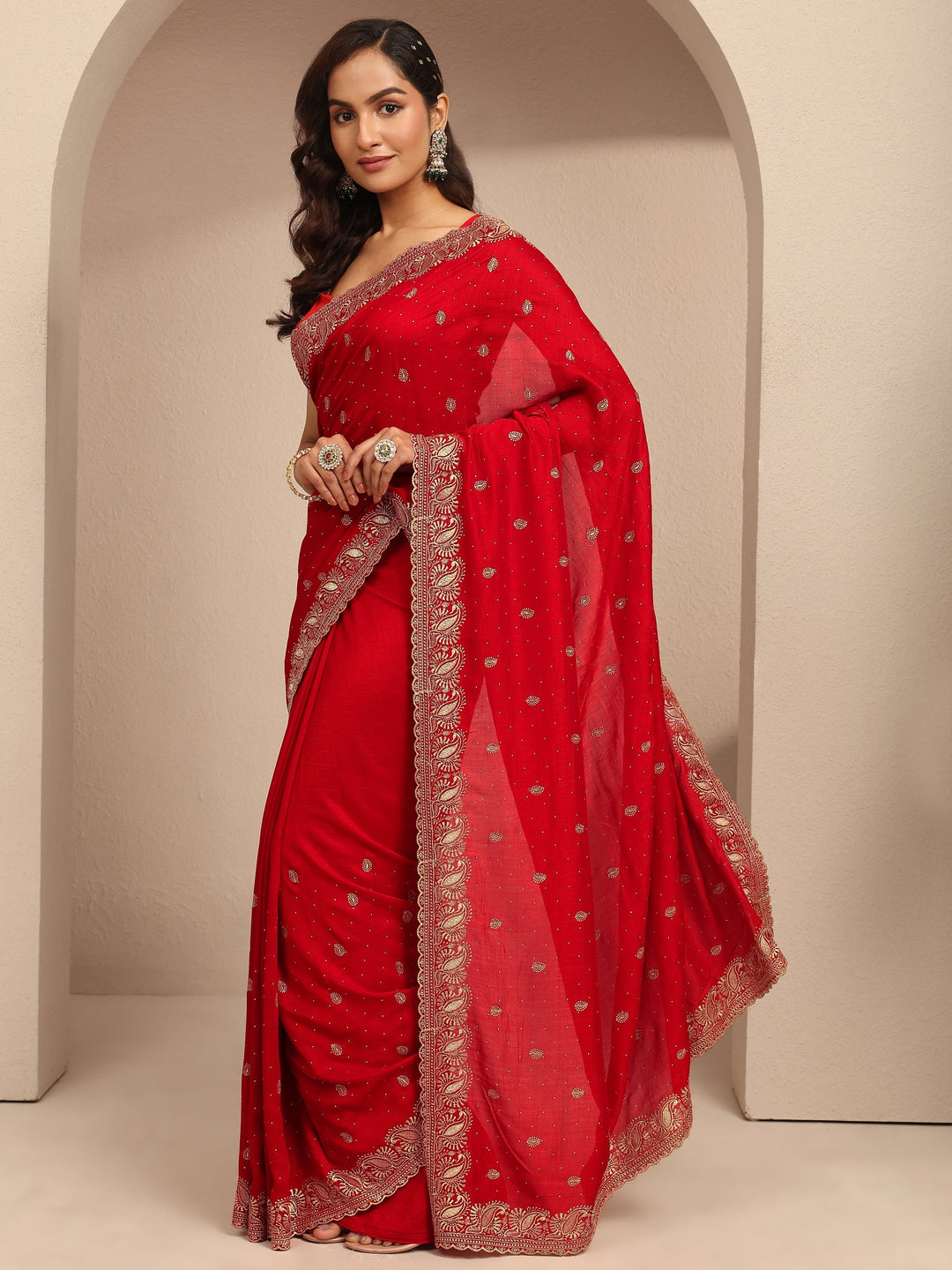 Red Embroidered Silk Blend Saree With Unstitched Blouse Piece