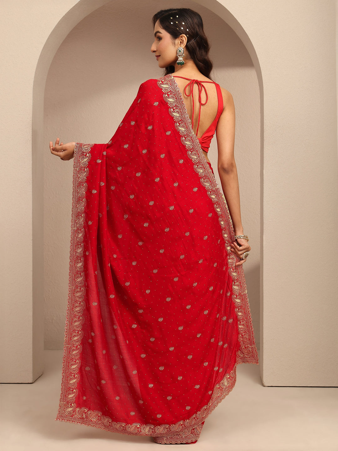 Red Embroidered Silk Blend Saree With Unstitched Blouse Piece