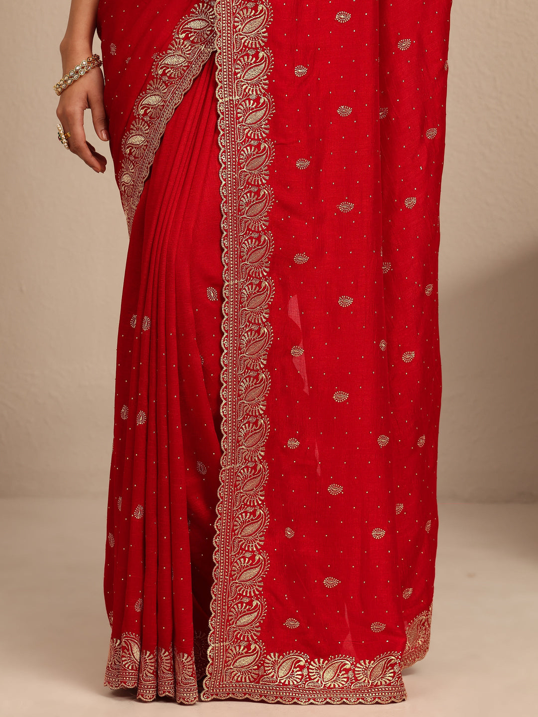 Red Embroidered Silk Blend Saree With Unstitched Blouse Piece