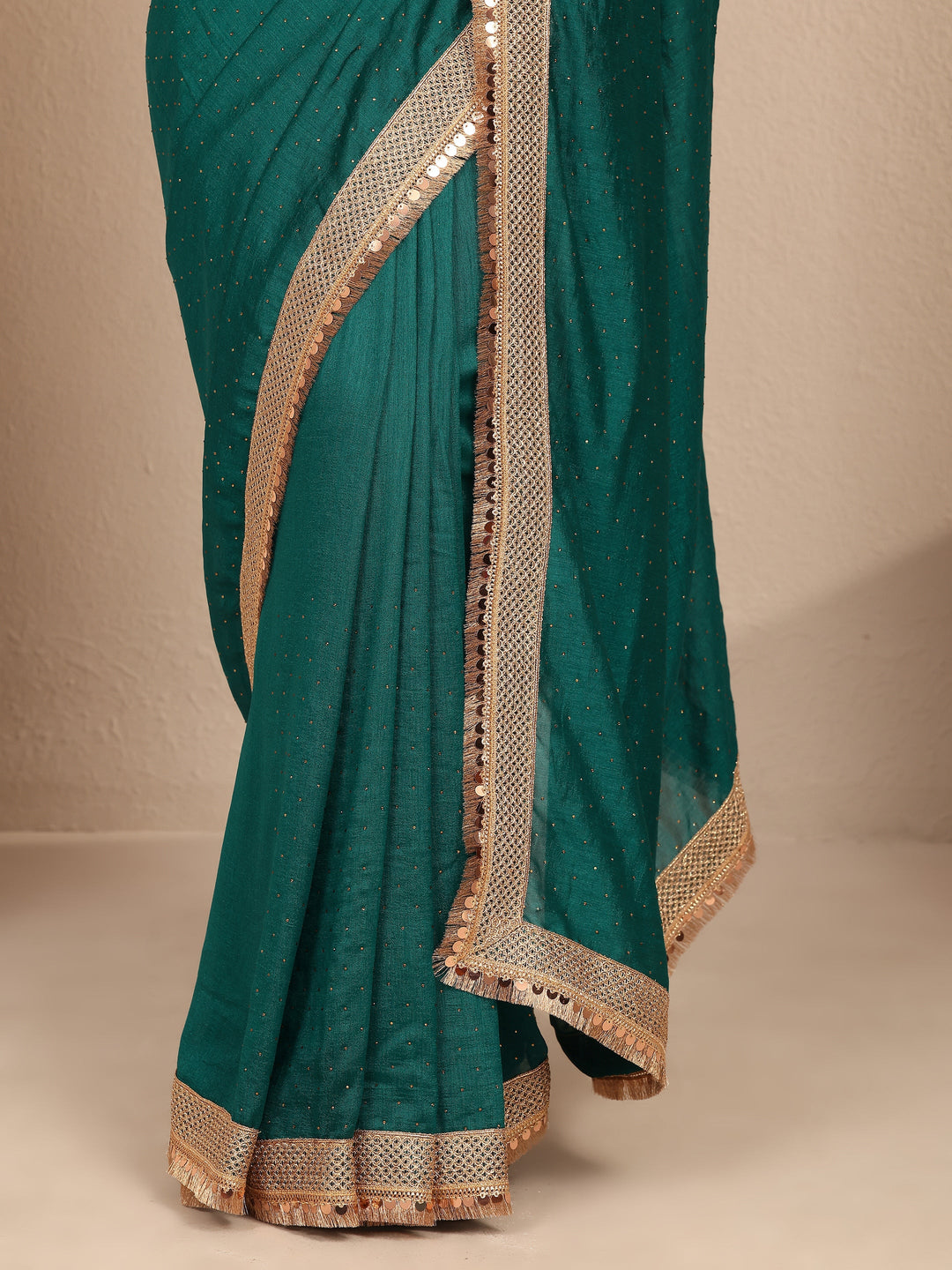 Green Embellished Silk Blend Saree With Unstitched Blouse Piece