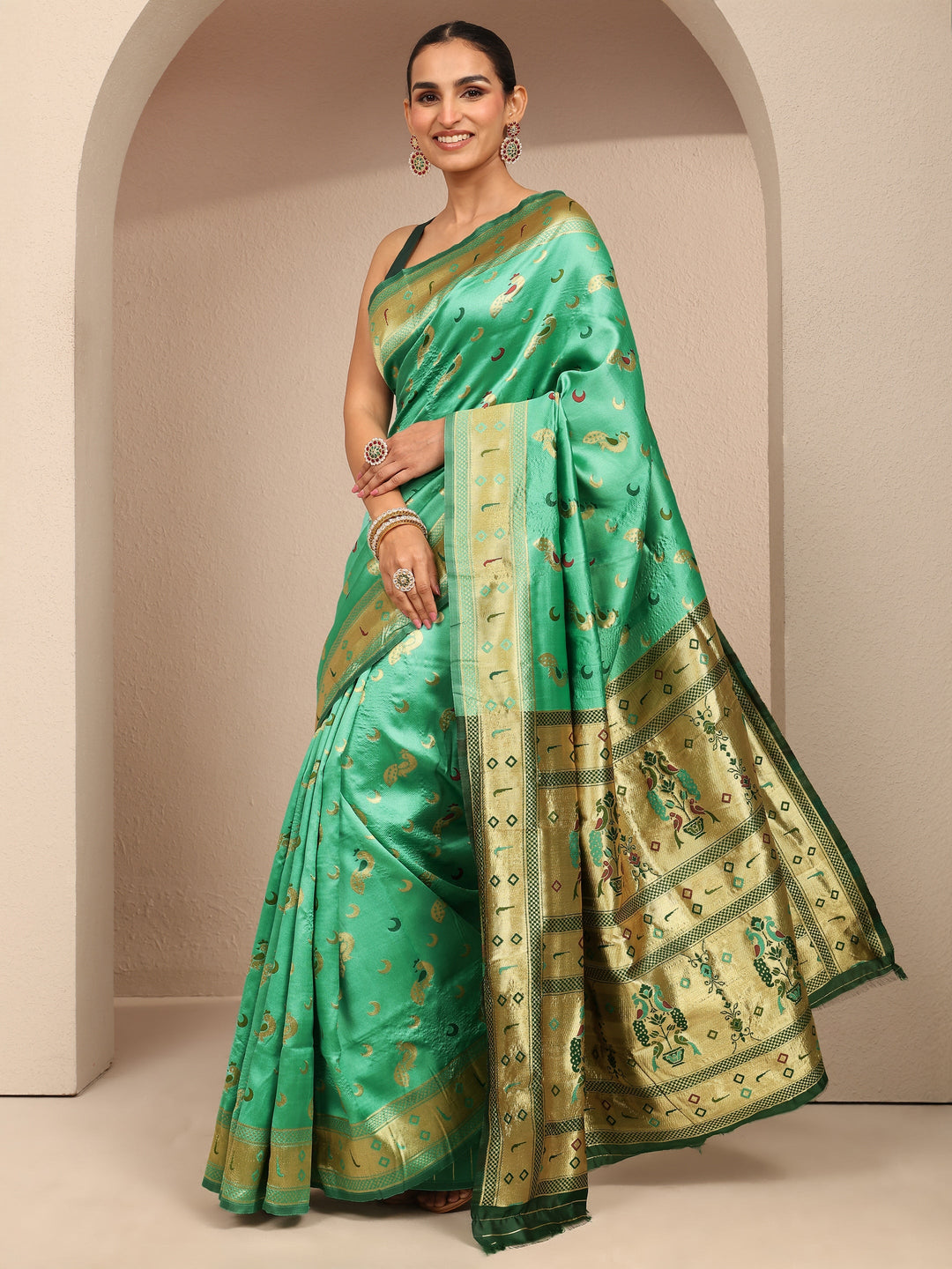 Green Woven Design Silk Blend Banarasi Saree With Unstitched Blouse Piece