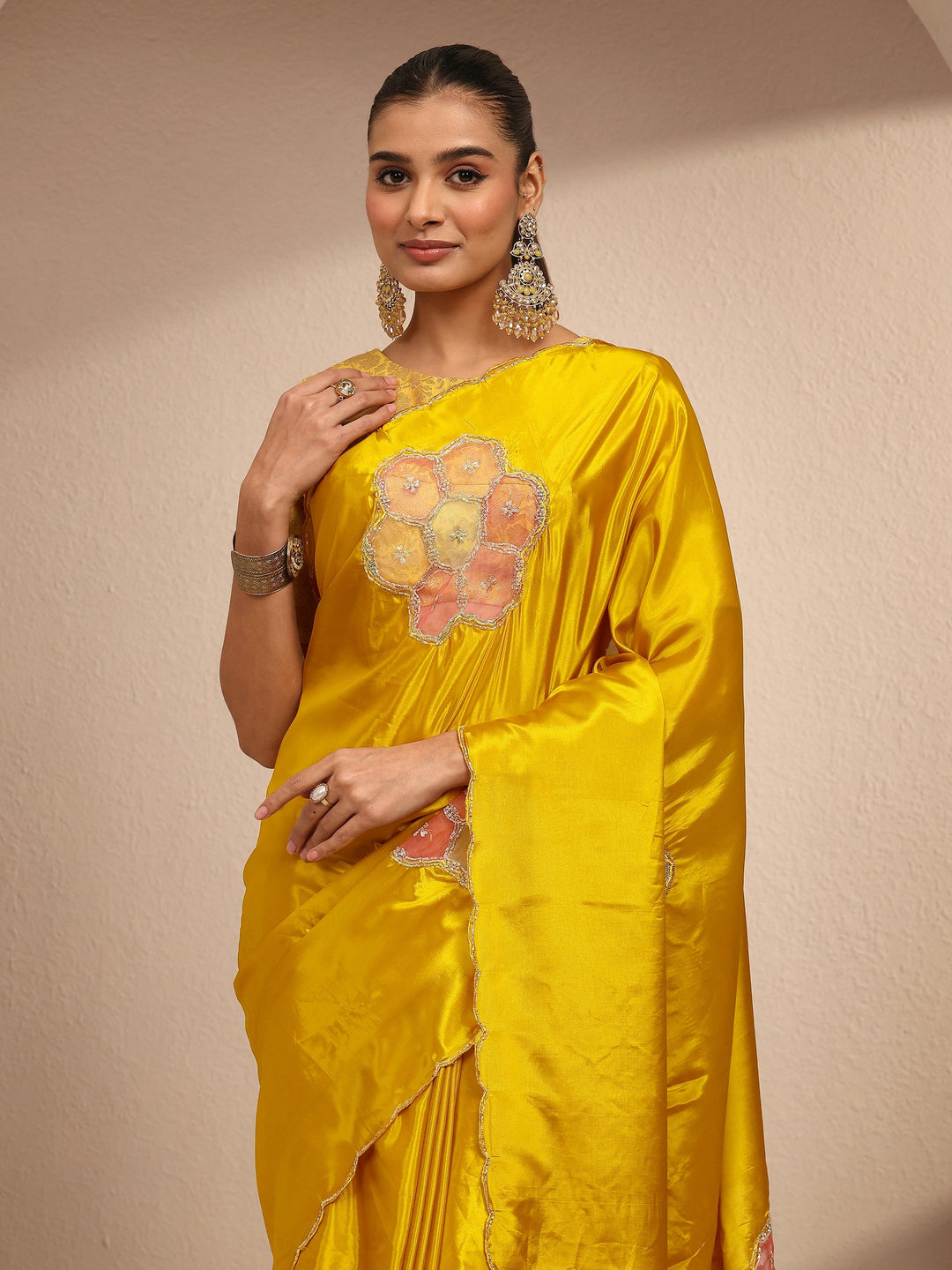 Mustard Geometric Embellished Silk Blend Saree With Unstitched Blouse Piece