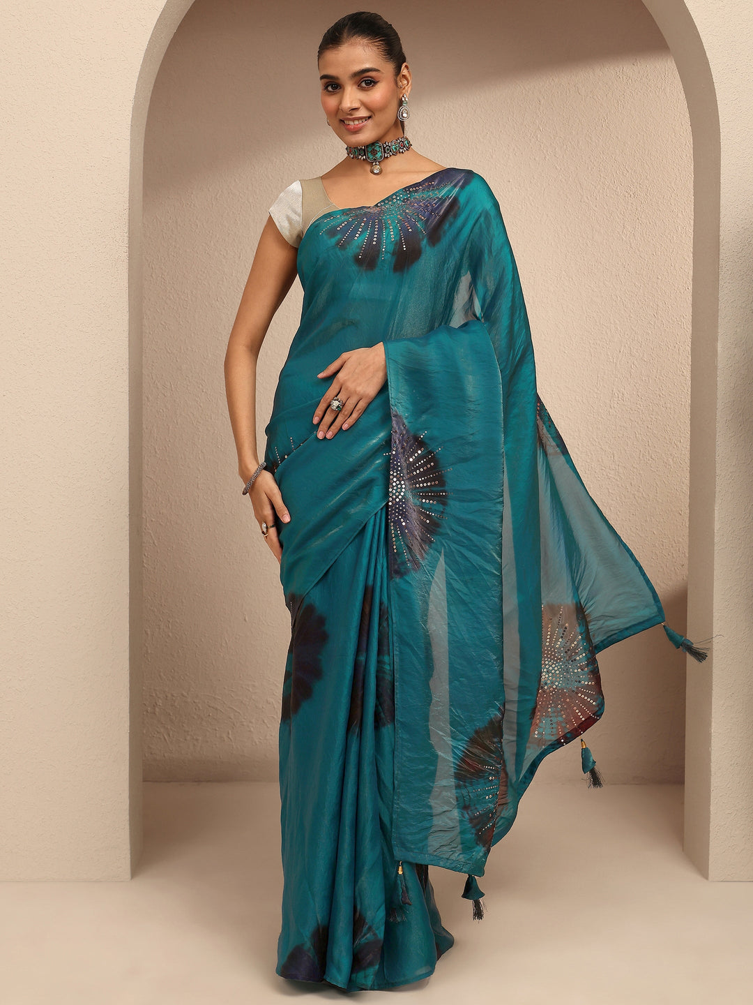 Blue Geometric Embellished Silk Blend Saree With Unstitched Blouse Piece