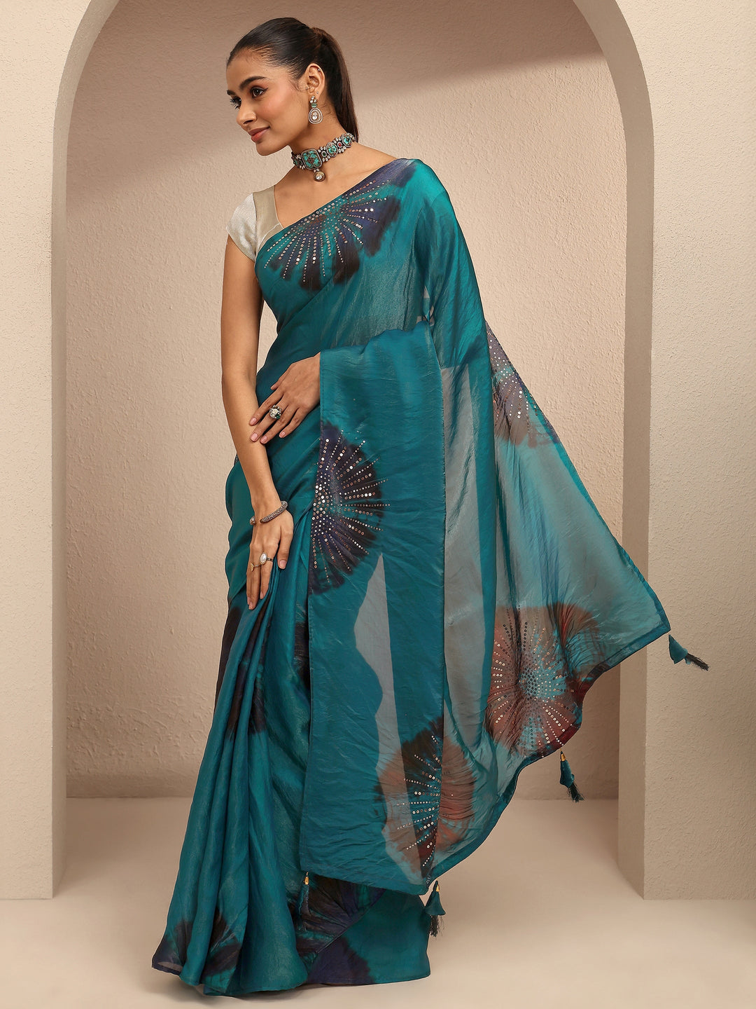 Blue Geometric Embellished Silk Blend Saree With Unstitched Blouse Piece