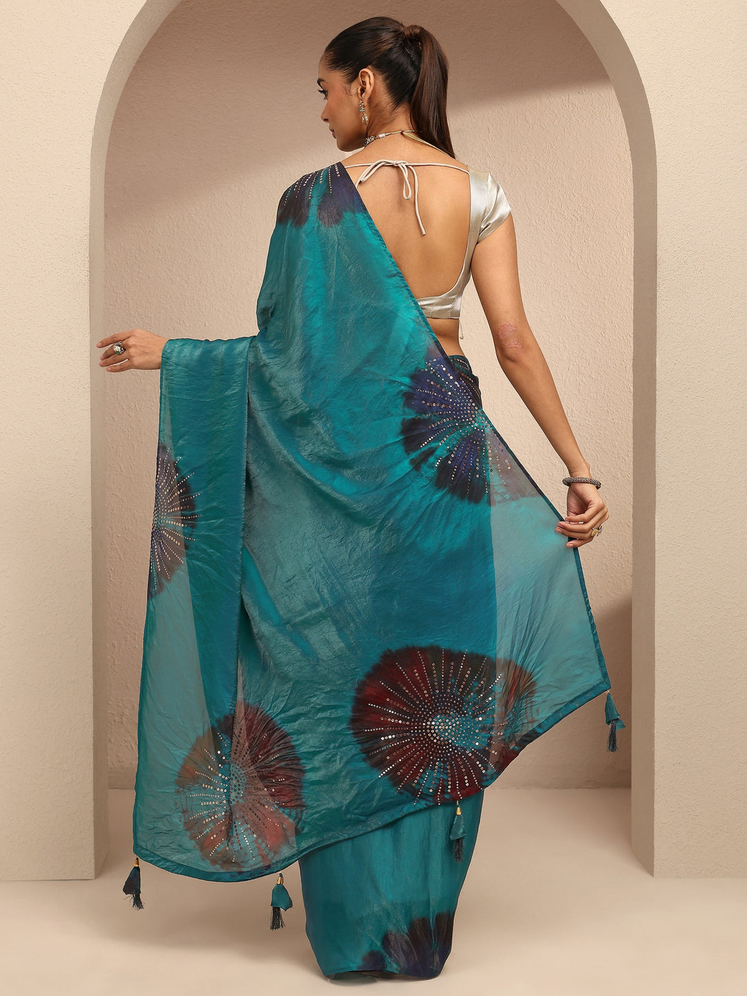 Blue Geometric Embellished Silk Blend Saree With Unstitched Blouse Piece