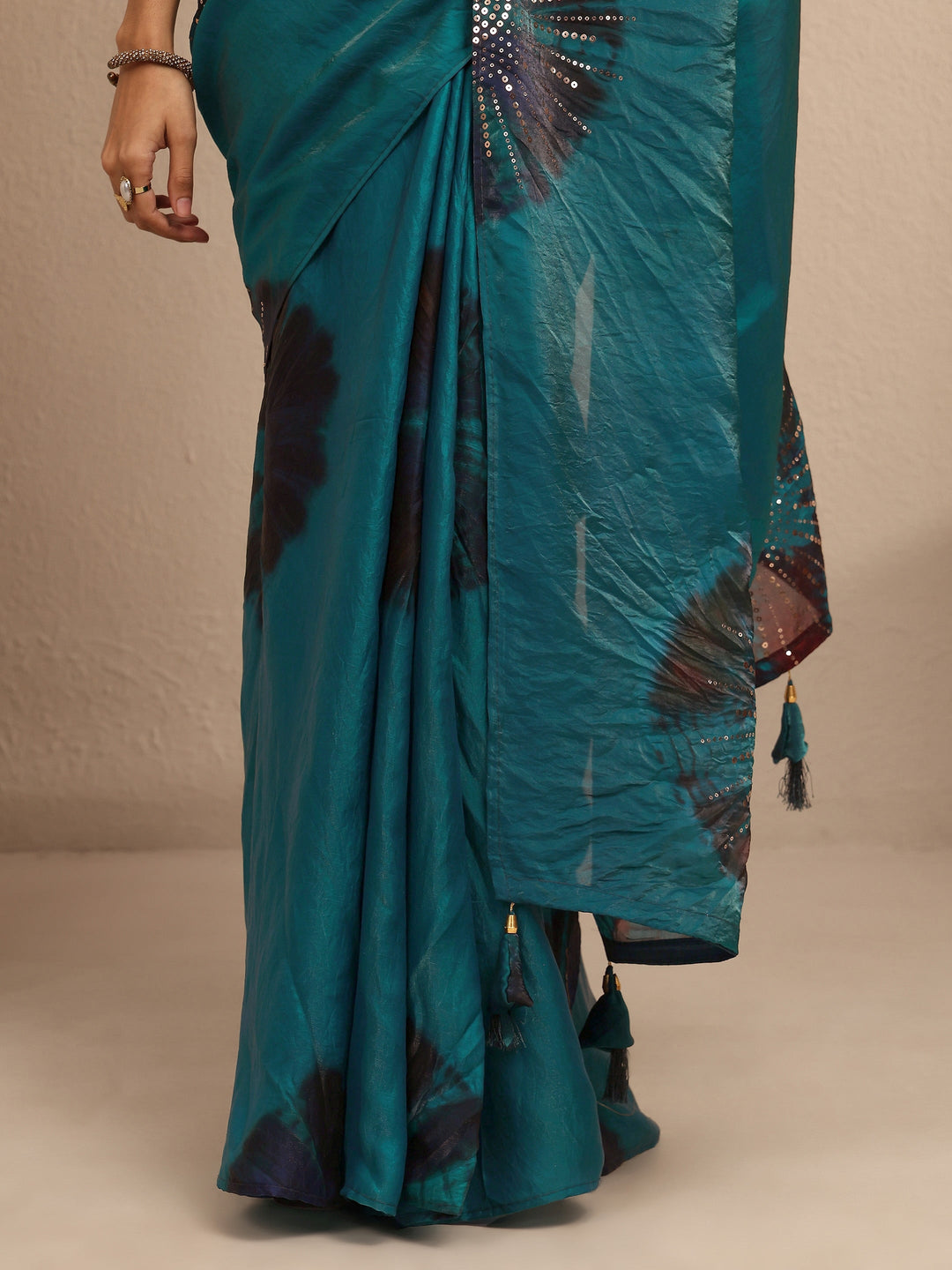 Blue Geometric Embellished Silk Blend Saree With Unstitched Blouse Piece