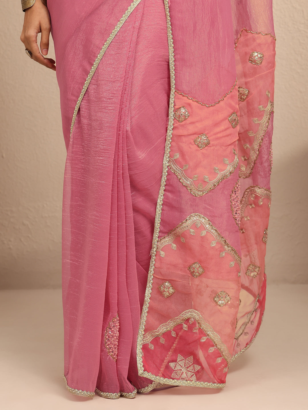 Peach Embellished Silk Blend Saree With Unstitched Blouse Piece