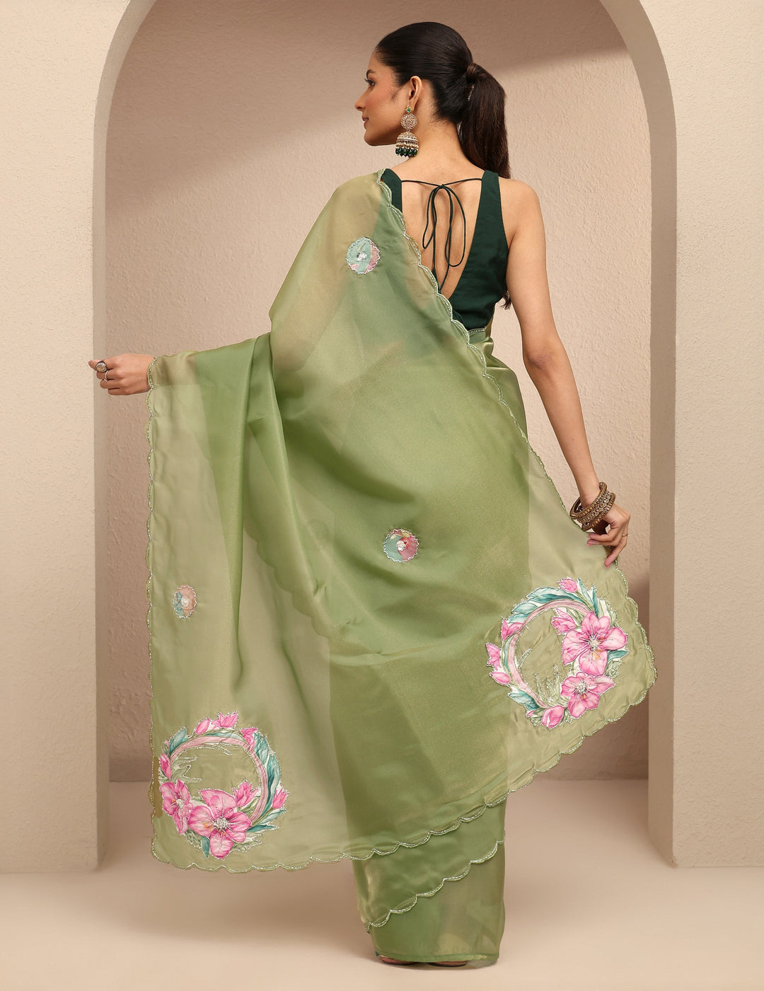 Green Embellished Silk Blend Saree With Unstitched Blouse Piece