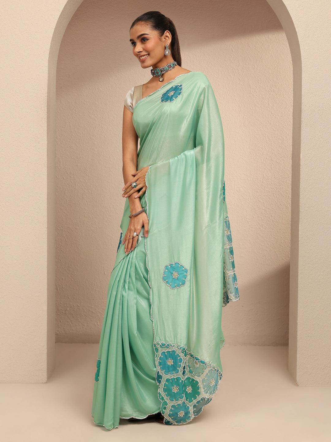 Green Geometric Embellished Silk Blend Saree With Unstitched Blouse Piece