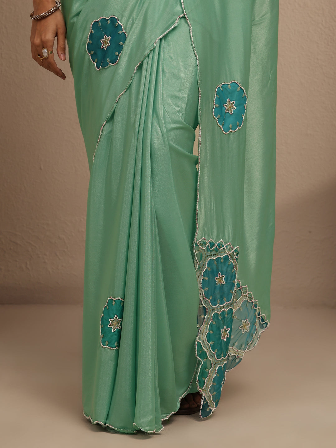 Green Geometric Embellished Silk Blend Saree With Unstitched Blouse Piece