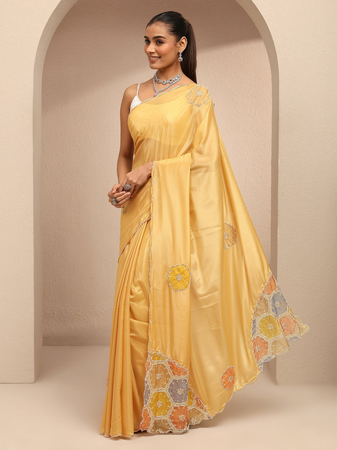 Yellow Geometric Embellished Silk Blend Saree With Unstitched Blouse Piece