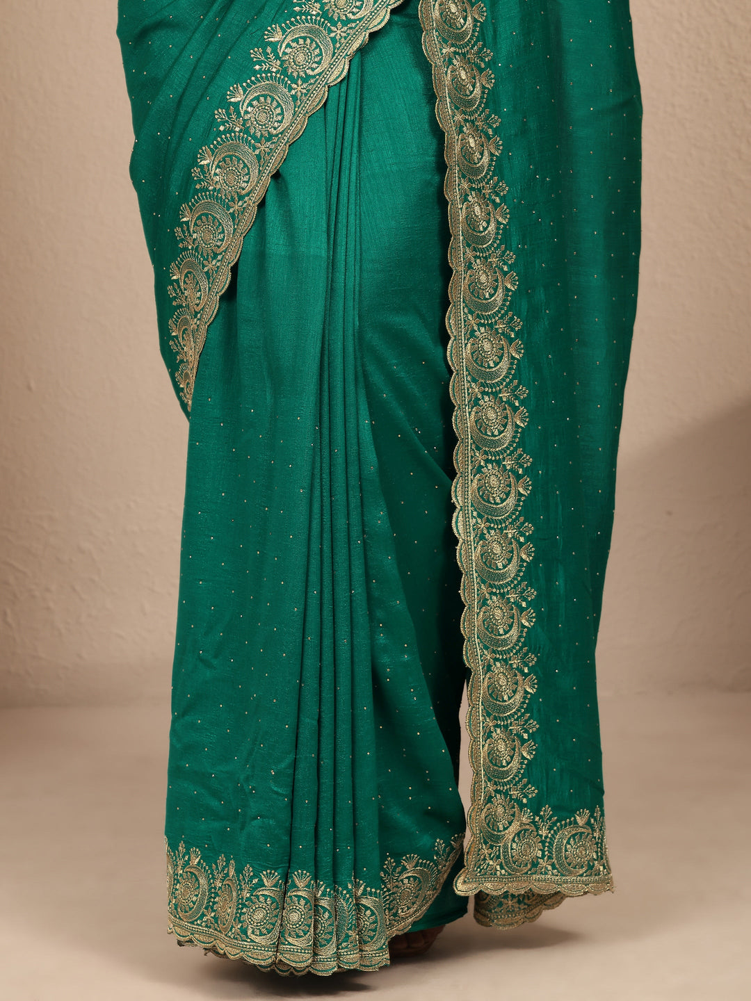Green Embellished Silk Blend Saree With Unstitched Blouse Piece