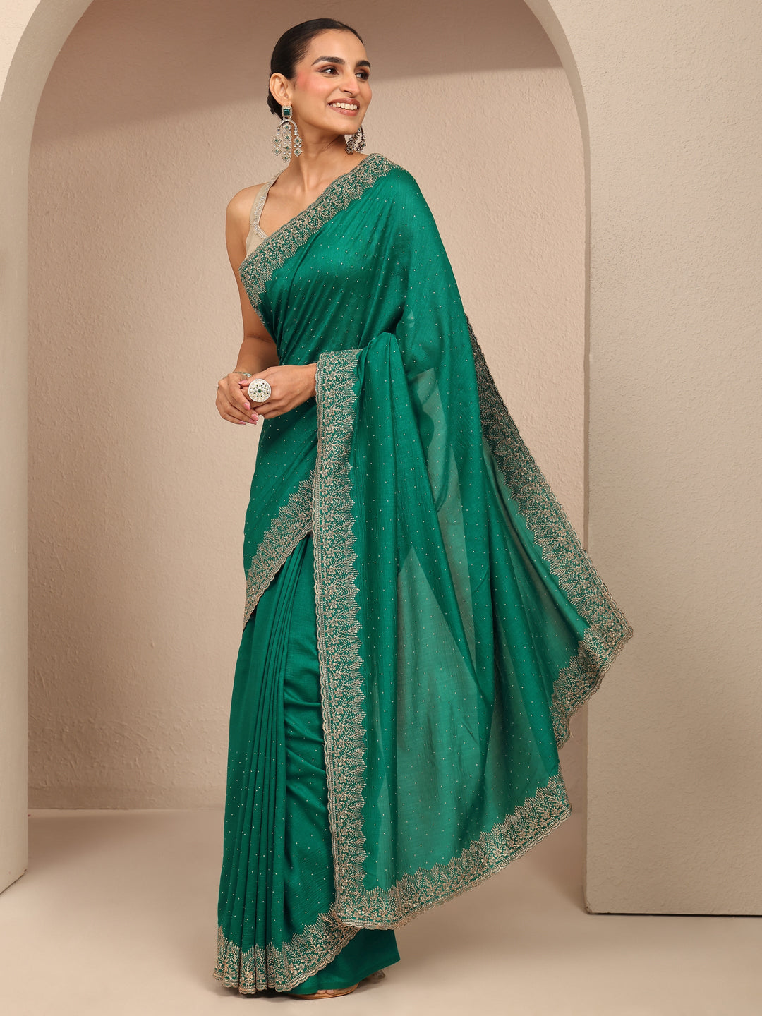 Green Embellished Silk Blend Saree With Unstitched Blouse Piece