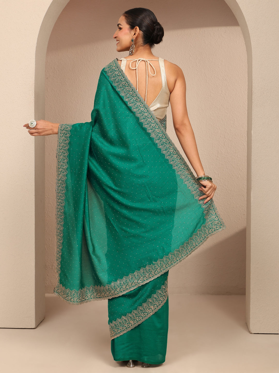 Green Embellished Silk Blend Saree With Unstitched Blouse Piece