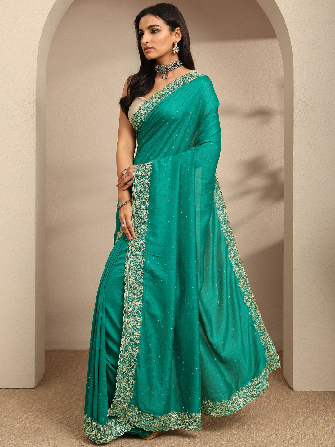 Green Embellished Silk Blend Saree With Unstitched Blouse Piece