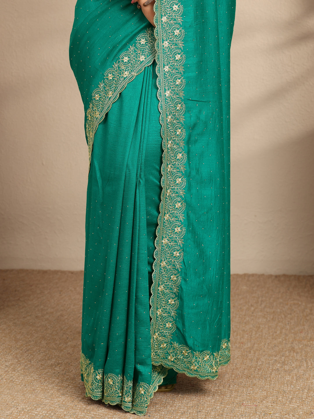Green Embellished Silk Blend Saree With Unstitched Blouse Piece