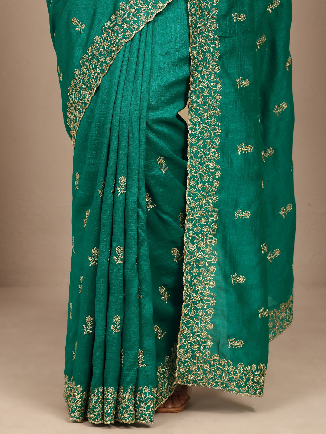 Green Embellished Silk Blend Saree With Unstitched Blouse Piece