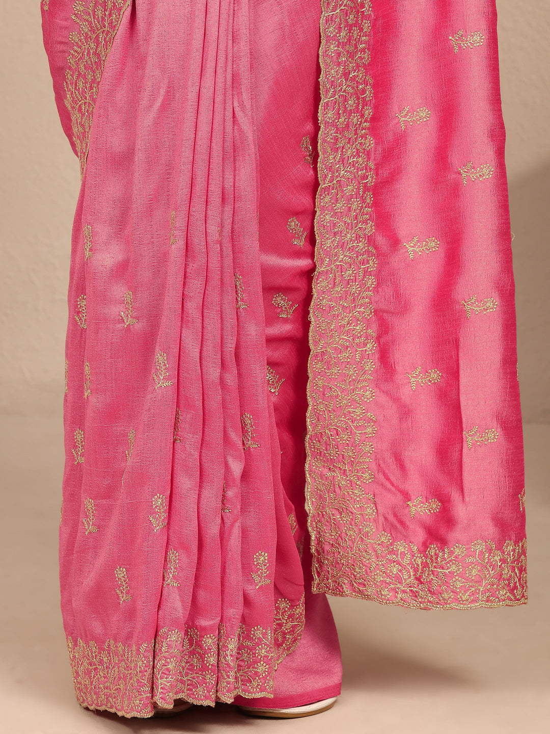Coral Embellished Silk Blend Saree With Unstitched Blouse Piece
