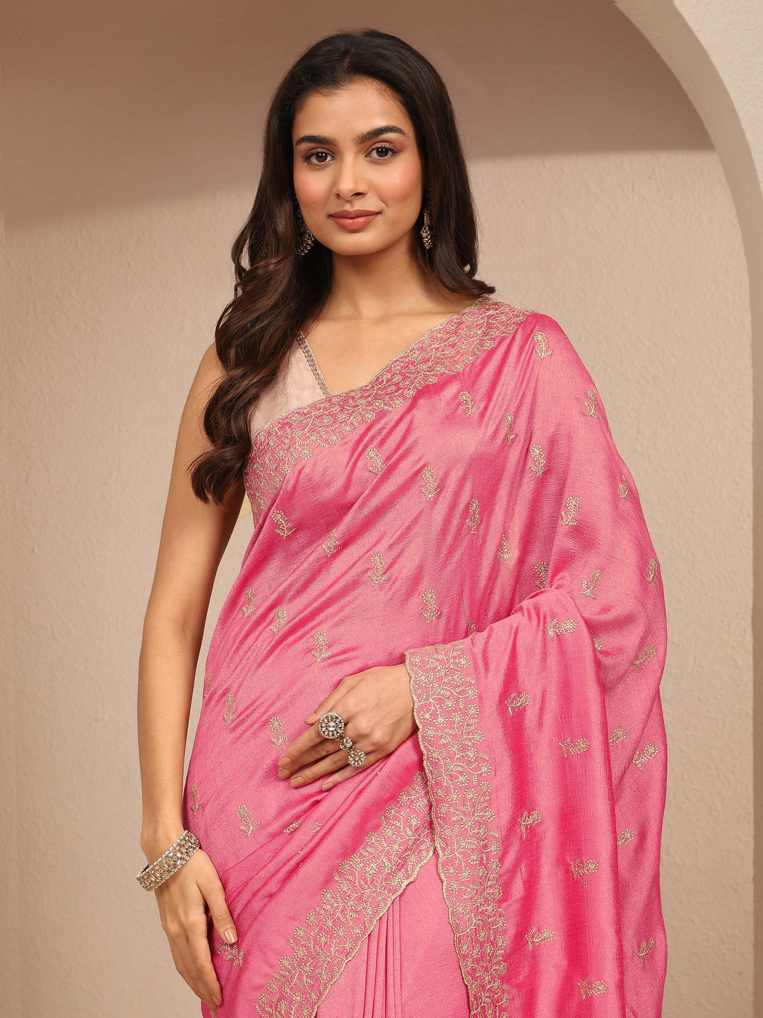 Coral Embellished Silk Blend Saree With Unstitched Blouse Piece