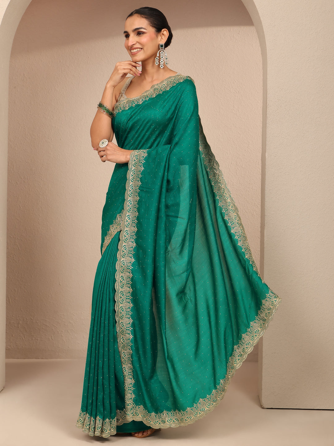 Green Embellished Silk Blend Saree With Unstitched Blouse Piece