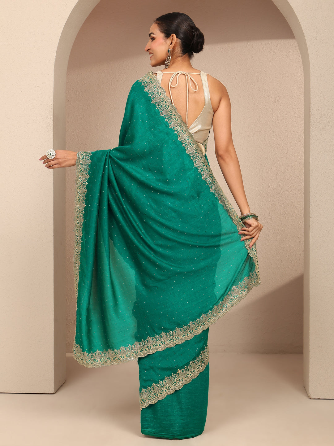 Green Embellished Silk Blend Saree With Unstitched Blouse Piece